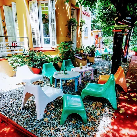 Garden House By Feetup 旅馆